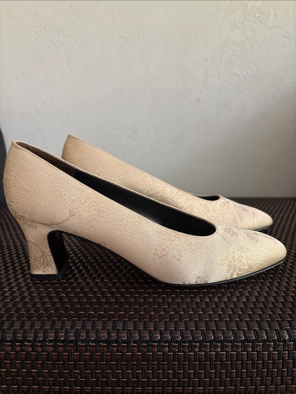Salvatore Ferragamo Embroidered Cream /Gold Women's Pumps, Sz 7 1/2 B - Picture 3 of 12